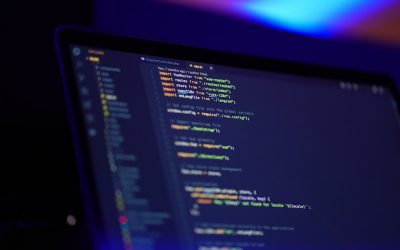 ¿Qué es la minificación y cómo se aplica a archivos CSS y JavaScript?