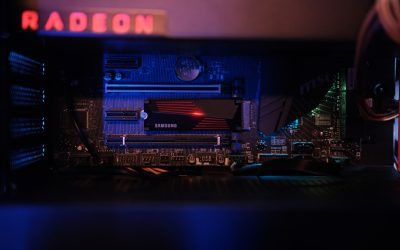 ¿Cuáles son las implicaciones de utilizar NVMe para la gestión de múltiples sitios web en un solo servidor?