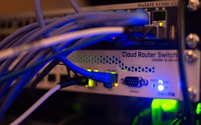 ¿Qué diferencias existen en la implementación de NVMe en servidores dedicados versus servidores en la nube?