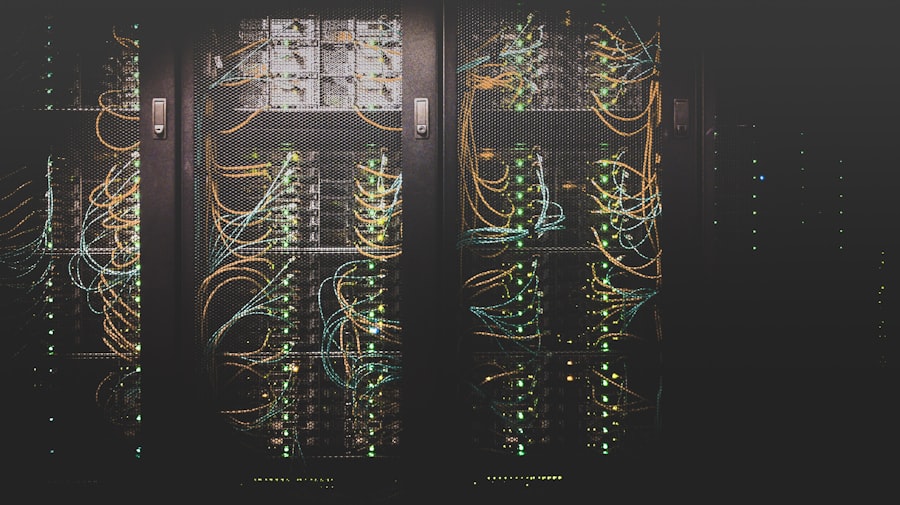¿Qué diferencias existen en la implementación de NVMe en servidores dedicados versus servidores en la nube?