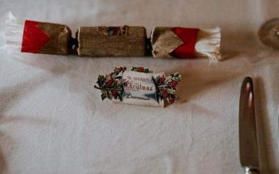 ¿Cómo pueden los nombres de dominio influir en la percepción de la confiabilidad de un sitio web?