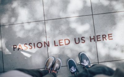 ¿Cómo afecta el uso de nombres de dominio cortos y memorables a la estrategia de branding?