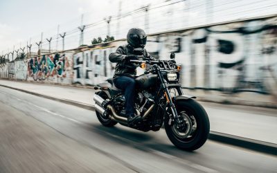 ¿Qué diferencias hay entre NVMe y SATA en un entorno de web hosting?