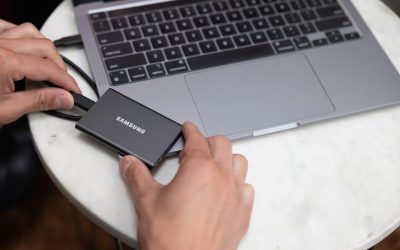 ¿Cómo se compara la durabilidad de NVMe con la de los discos SSD tradicionales en web hosting?