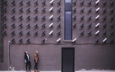 ¿Cómo se gestiona la seguridad de las cuentas de correo en cPanel?