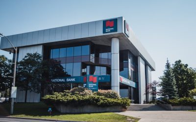 ¿Qué consideraciones deben tenerse en cuenta al transferir un dominio entre registradores?